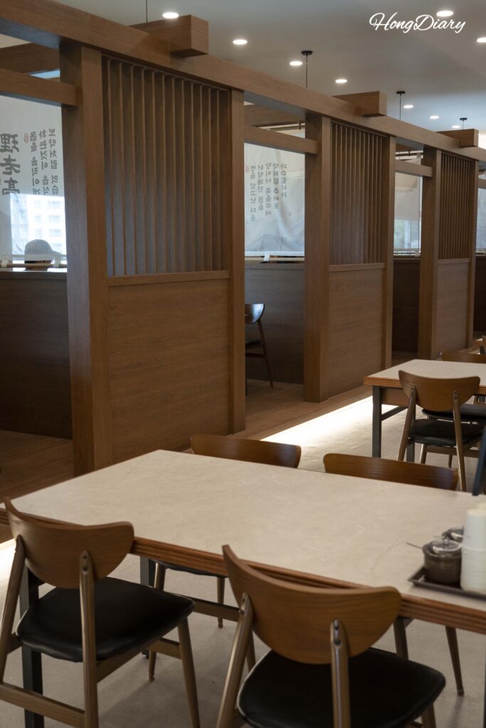 Interior del salón general de Irojeong en Gumi con mesas y zona de comedor