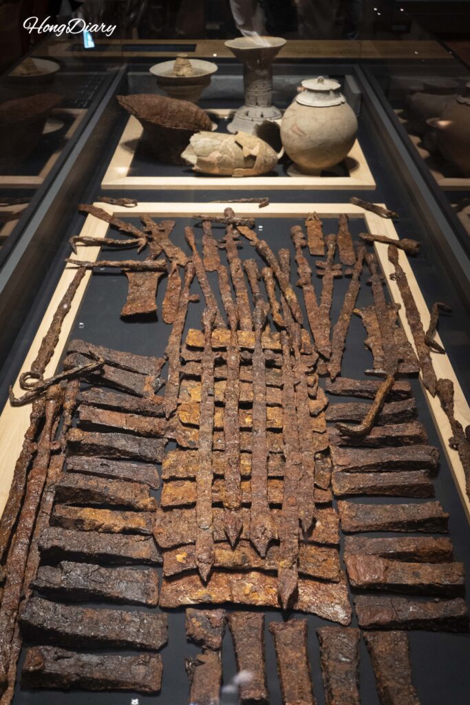 国立慶州博物館に展示された新羅時代の鉄製挂甲(けいこう)