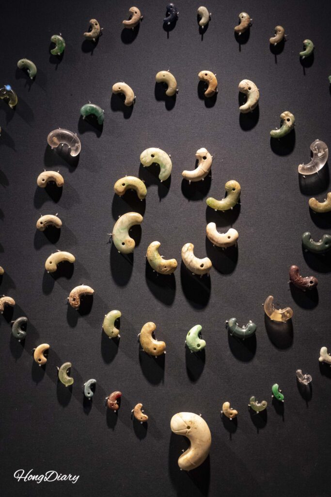 Comma-shaped jade ornaments (gogok) from Silla-era royal tombs at Gyeongju National Museum