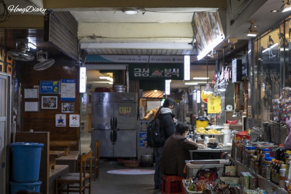 晋州中央市場の屋台で昼食をとる地元の人々