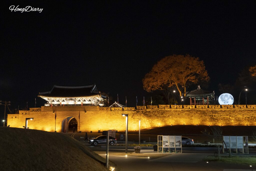 ライトアップされた夜の晋州城の城壁