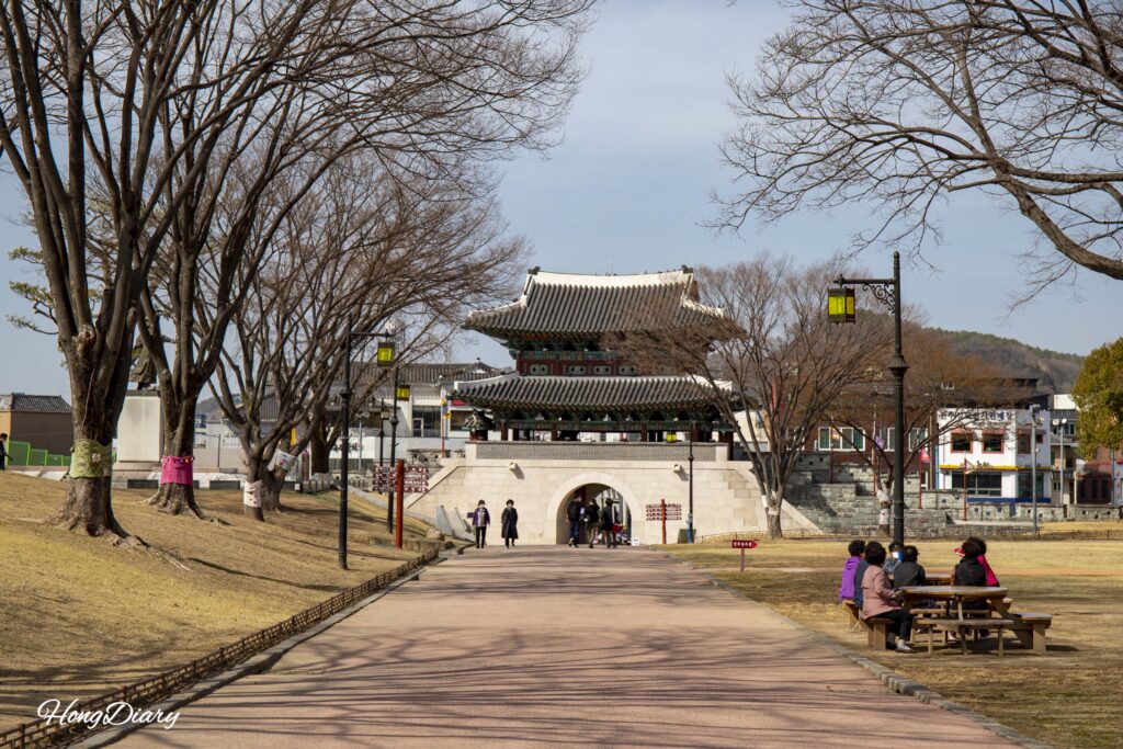 散歩中に見た晋州城の城壁の風景
