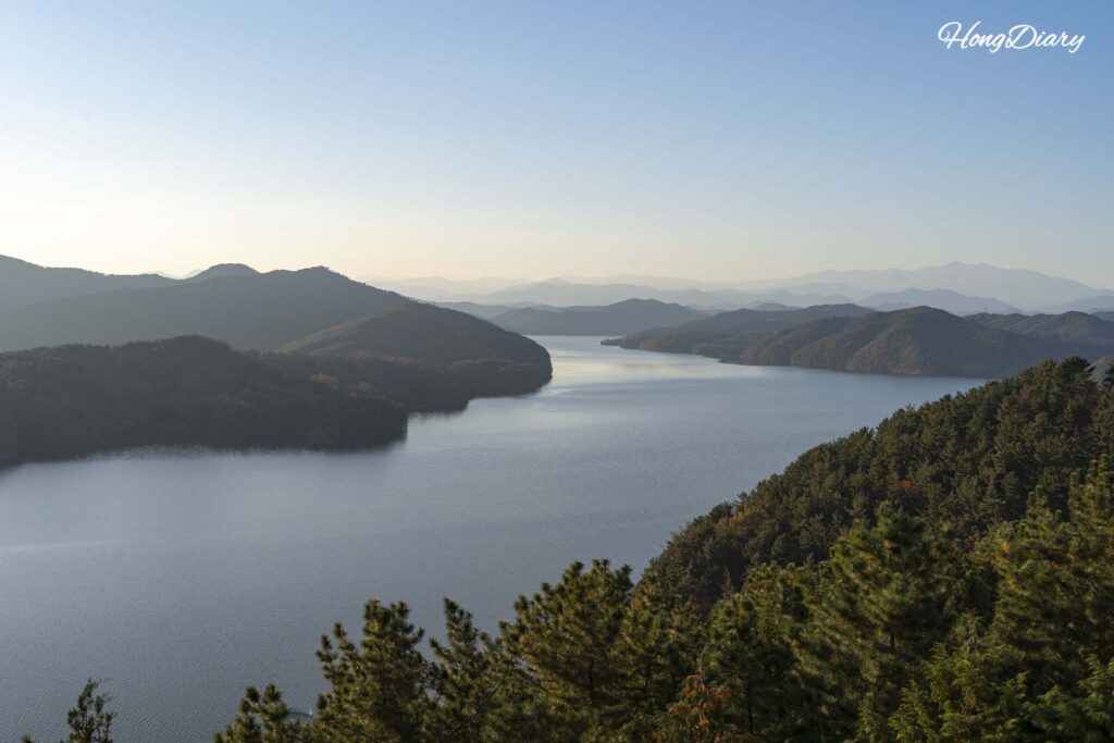 Vista panorámica del lago Jinyangho en Jinju, Gyeongsangnam-do