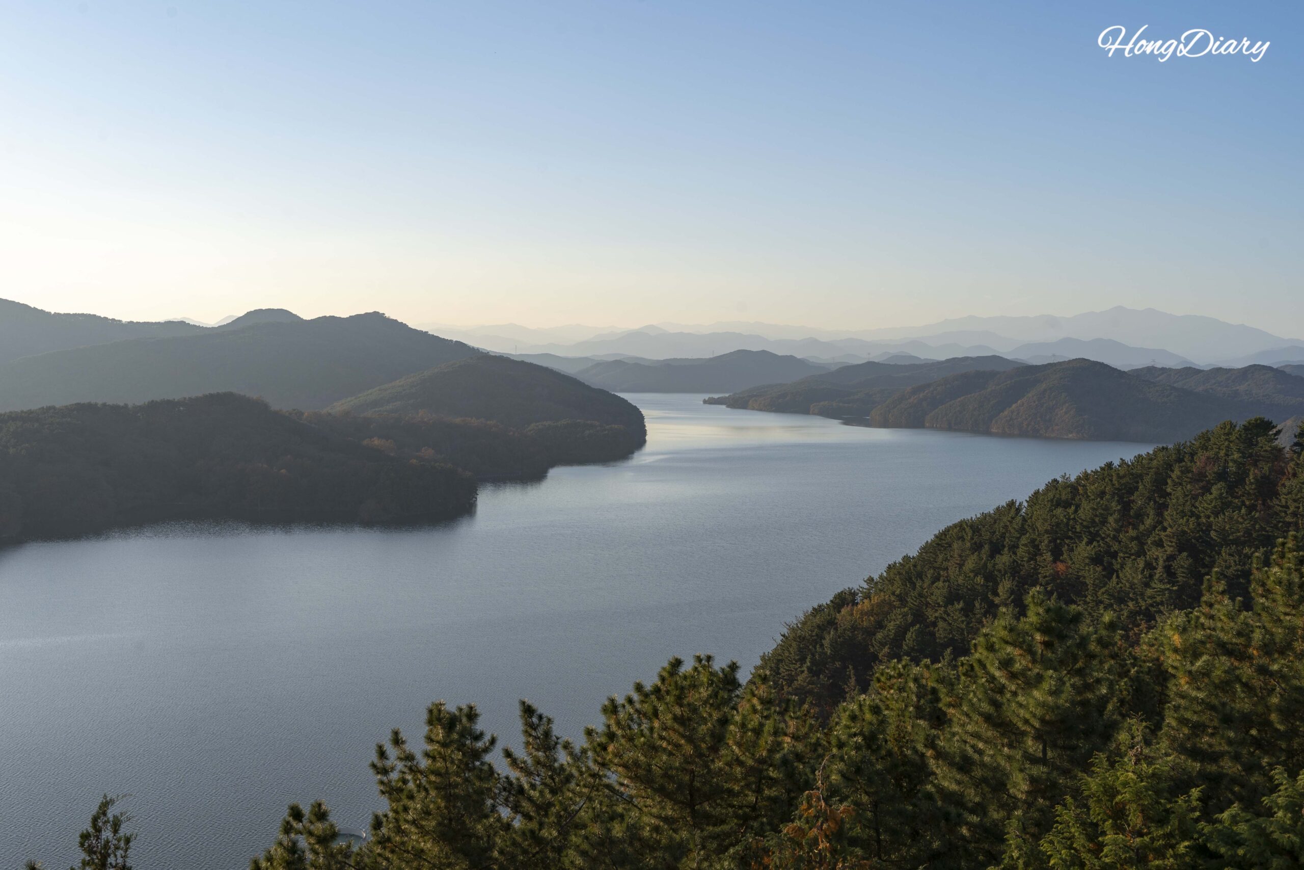 Vista panorámica del lago Jinyangho en Jinju, Gyeongsangnam-do