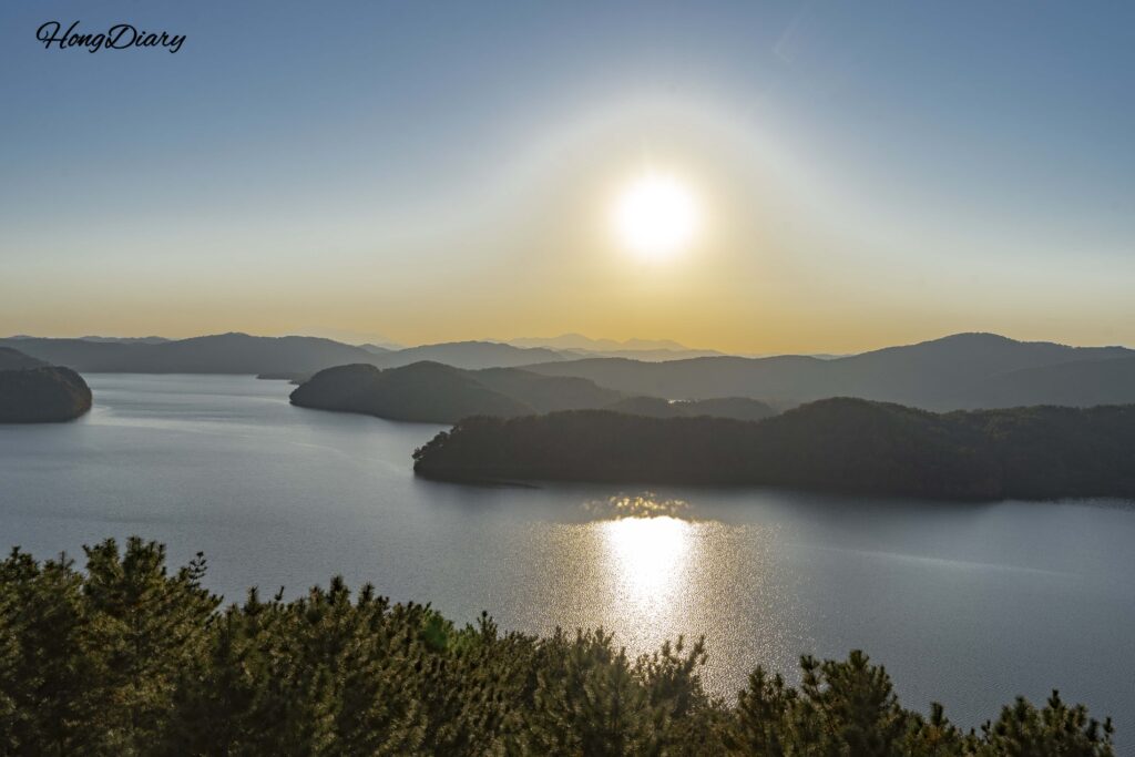 Sunset view over Jinyangho Lake in Jinju, Gyeongsangnam-do