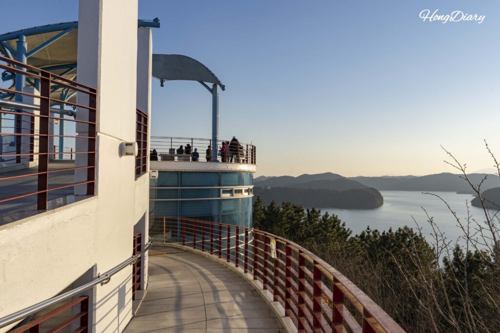 Vista del lago Jinyangho desde el observatorio antes de su remodelación