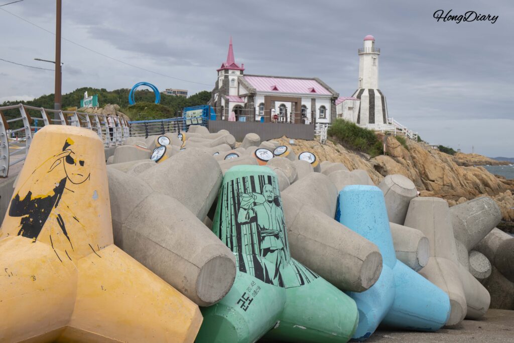Tetrápodos pintados con arte de películas filmadas en Busan, cerca de la Iglesia Jukseong