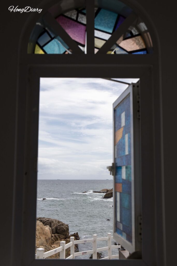 Vista del mar y un faro desde la zona de fotos interior de la Iglesia Jukseong, Busan