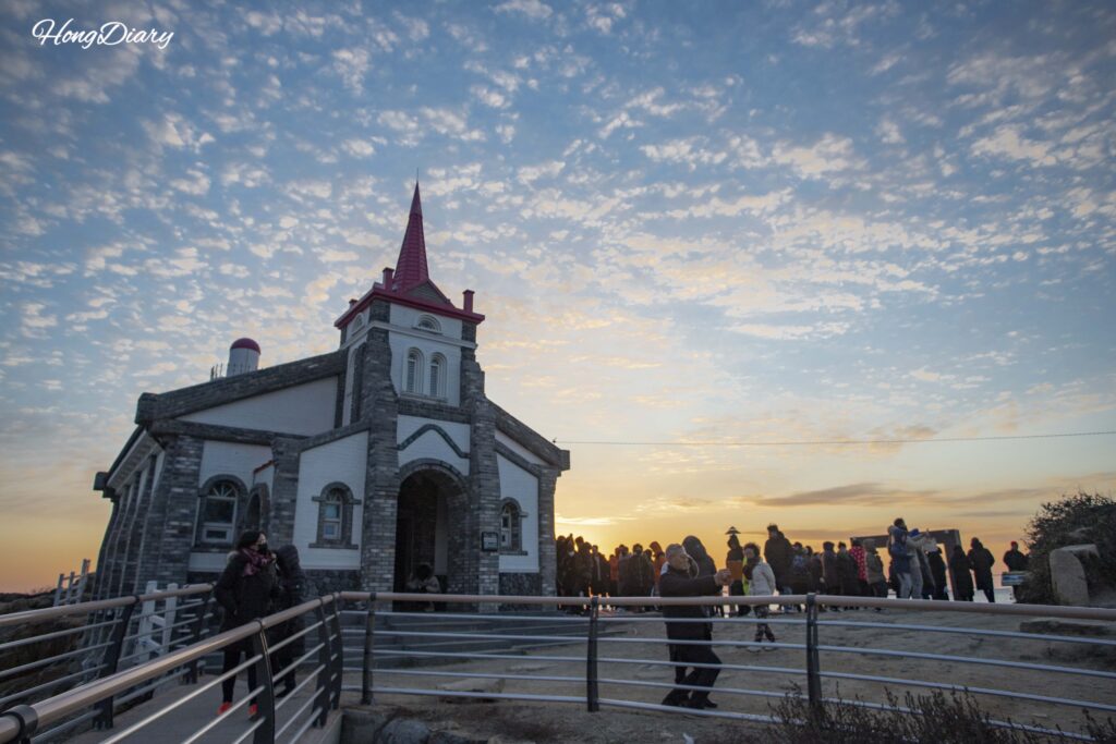 Iglesia Jukseong sobre un acantilado en Gijang, Busan, fotografiada en la mañana de Año Nuevo