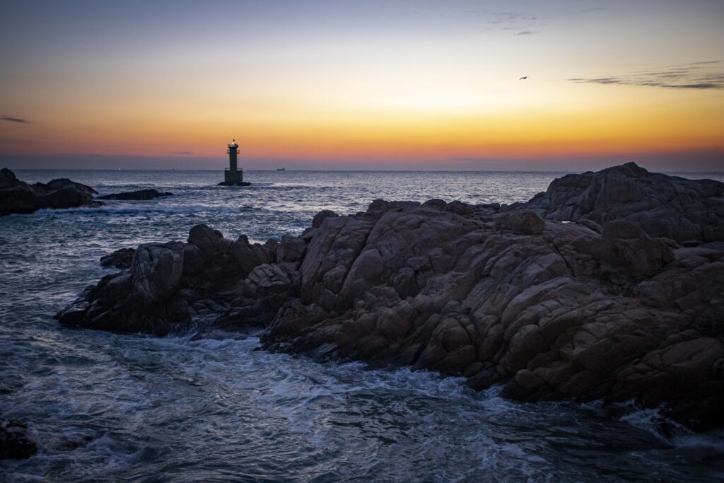 Amanecer de Año Nuevo sobre el mar en la Iglesia Jukseong, Gijang, Busan