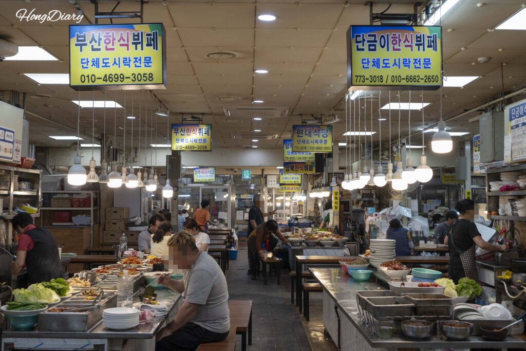 慶州城東市場の韓食ビュッフェで食事をする地元住民の方々