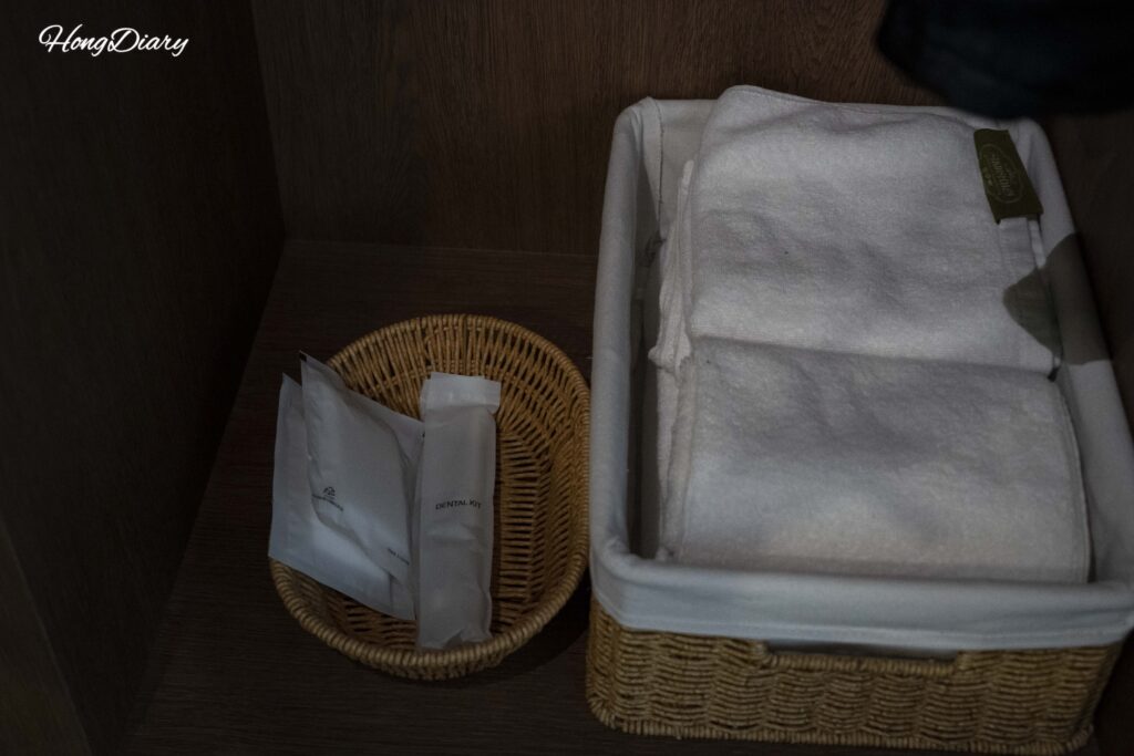 Complimentary amenities including toothbrush set and towels at Kukjejang Hotel
