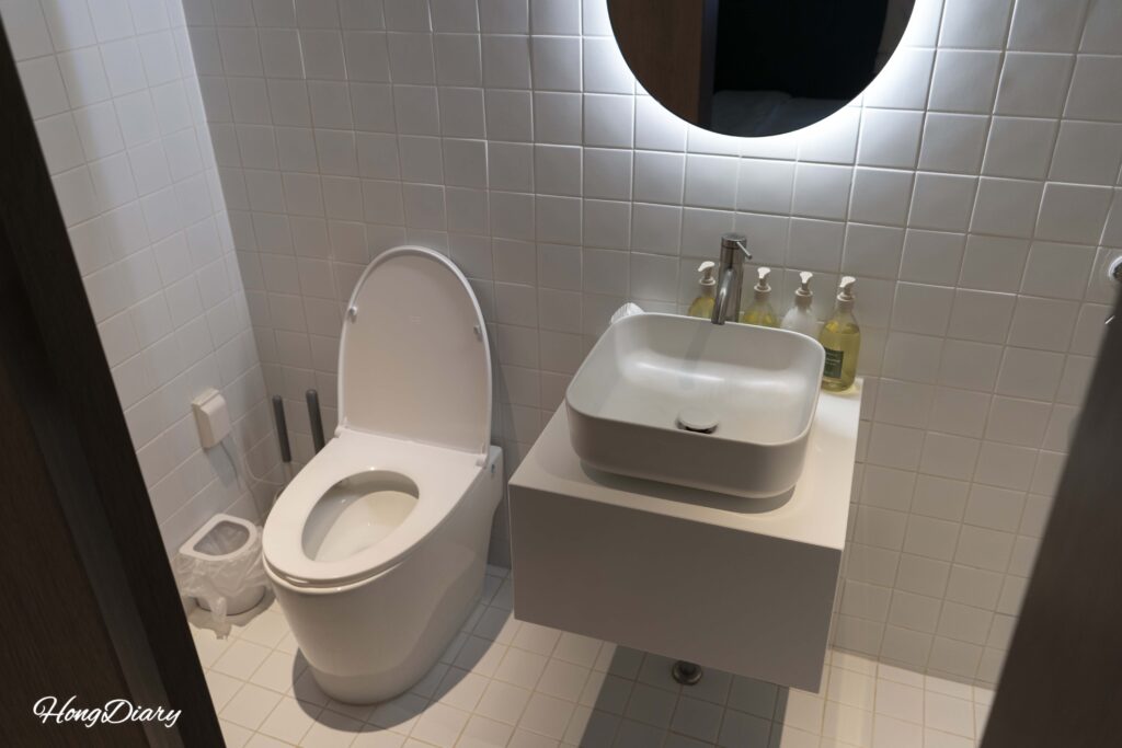 Clean bathroom with shower and toiletries at Kukjejang Hotel Busan
