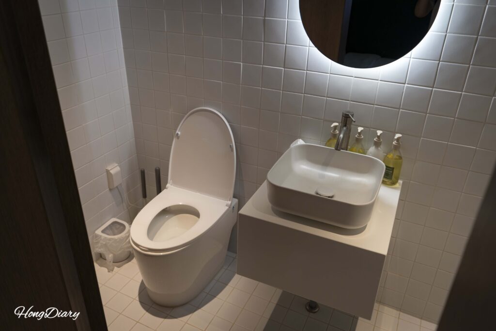 Baño limpio con ducha y artículos de tocador en Kukjejang Hotel