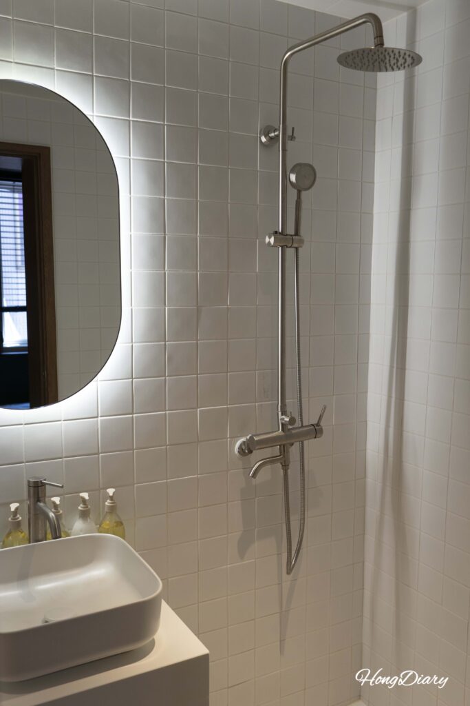 Otra vista del baño mostrando la zona de ducha en Kukjejang Hotel