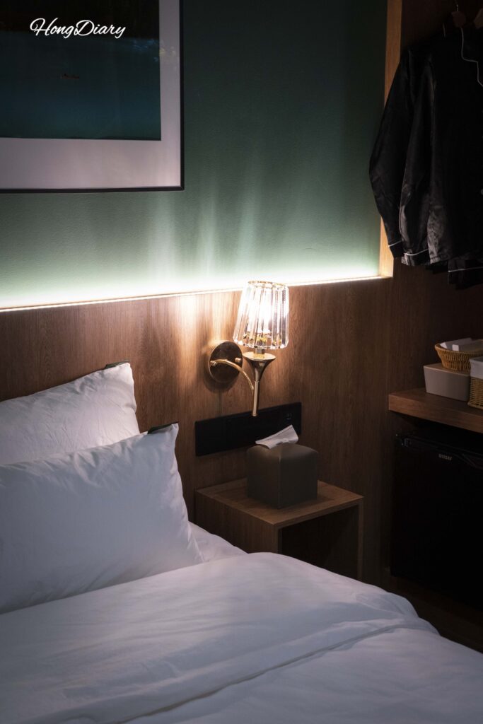Detalle de la cama y enchufes a ambos lados en Kukjejang Hotel