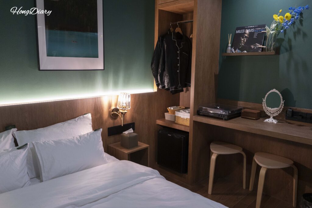 Retro-styled bed in a standard double room at Kukjejang Hotel Busan