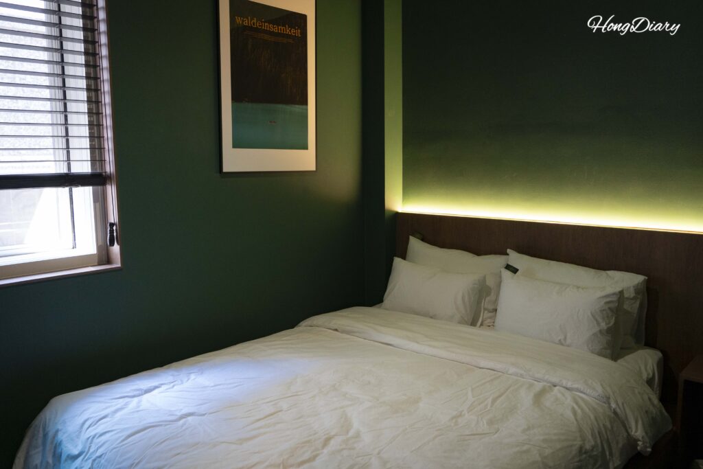 Cama de estilo retro en una habitación doble estándar de Kukjejang Hotel