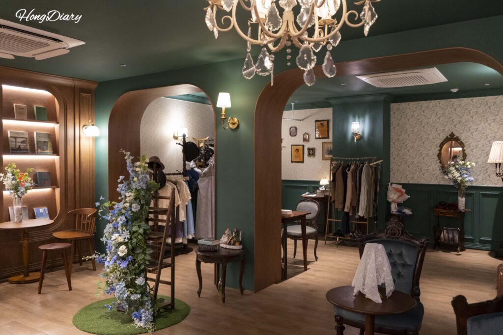 Kukjejang Hotel lobby with 1920s Korean costumes available for guests