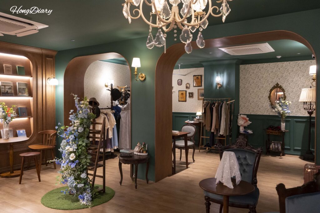 Lounge de Kukjejang Hotel con disfraces de los años 1920 disponibles para huéspedes