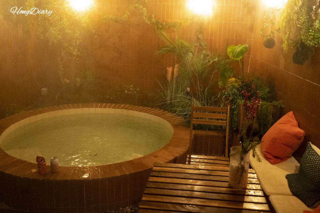 Jacuzzi privado de Kukjejang Hotel de noche con niebla e iluminación baja
