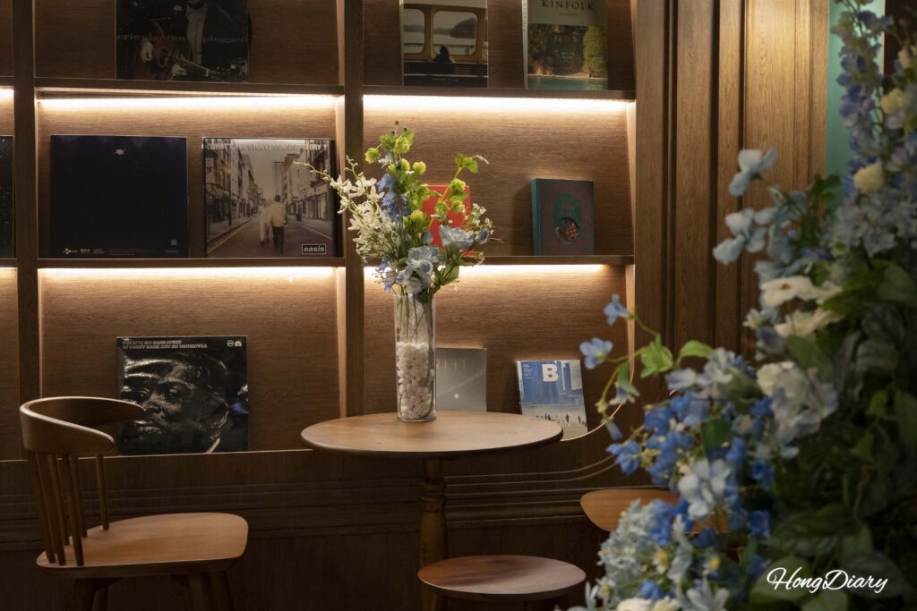 Vintage seating and retro decor in the Kukjejang Hotel lobby