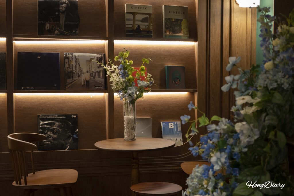 Sillas vintage y decoración retro en el lobby de Kukjejang Hotel
