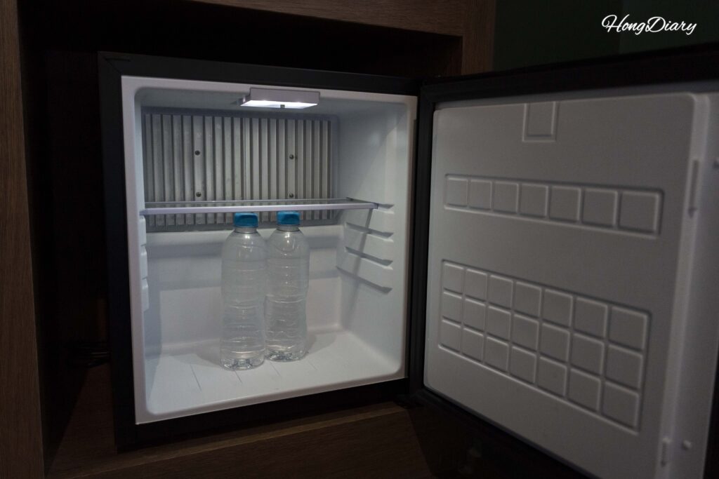 Mini refrigerador con agua embotellada de cortesía en Kukjejang Hotel