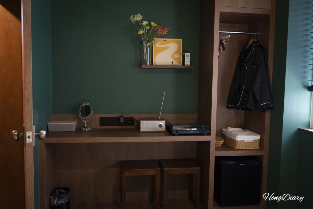 Clóset y tocadiscos de vinilo dentro de una habitación de Kukjejang Hotel