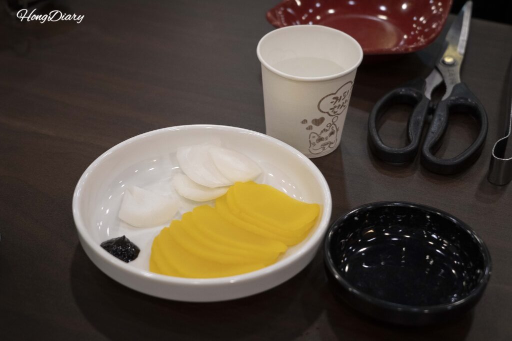 Acompañamientos del Restaurante Lian: rábano encurtido, cebolla y pasta de frijol negro