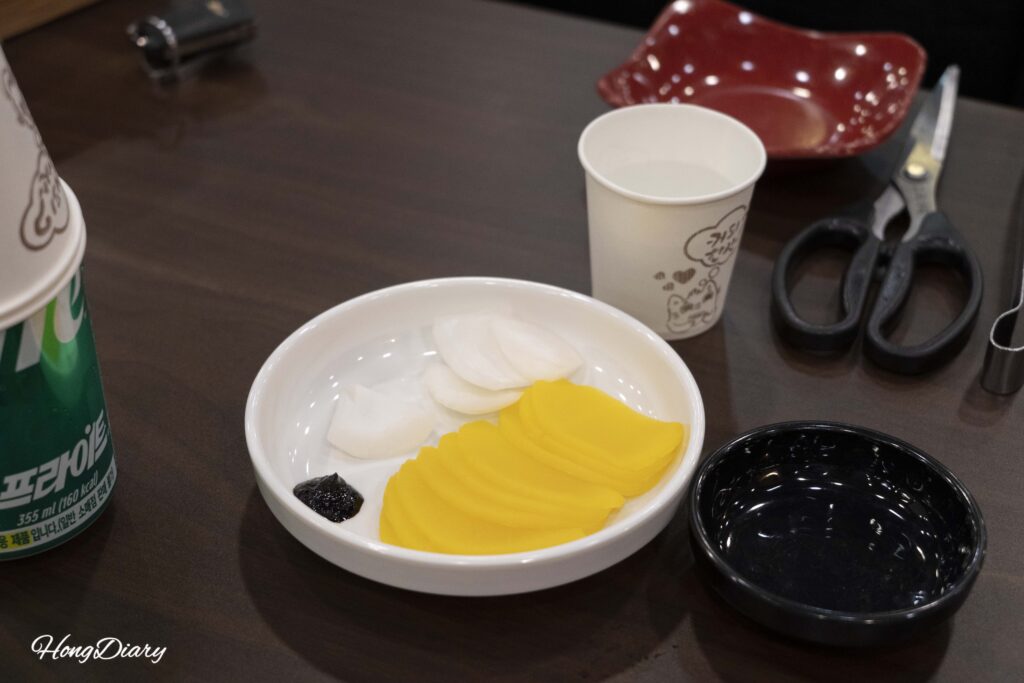 大邱リアンの付け合わせ（たくあん、生玉ねぎ、黒味噌）