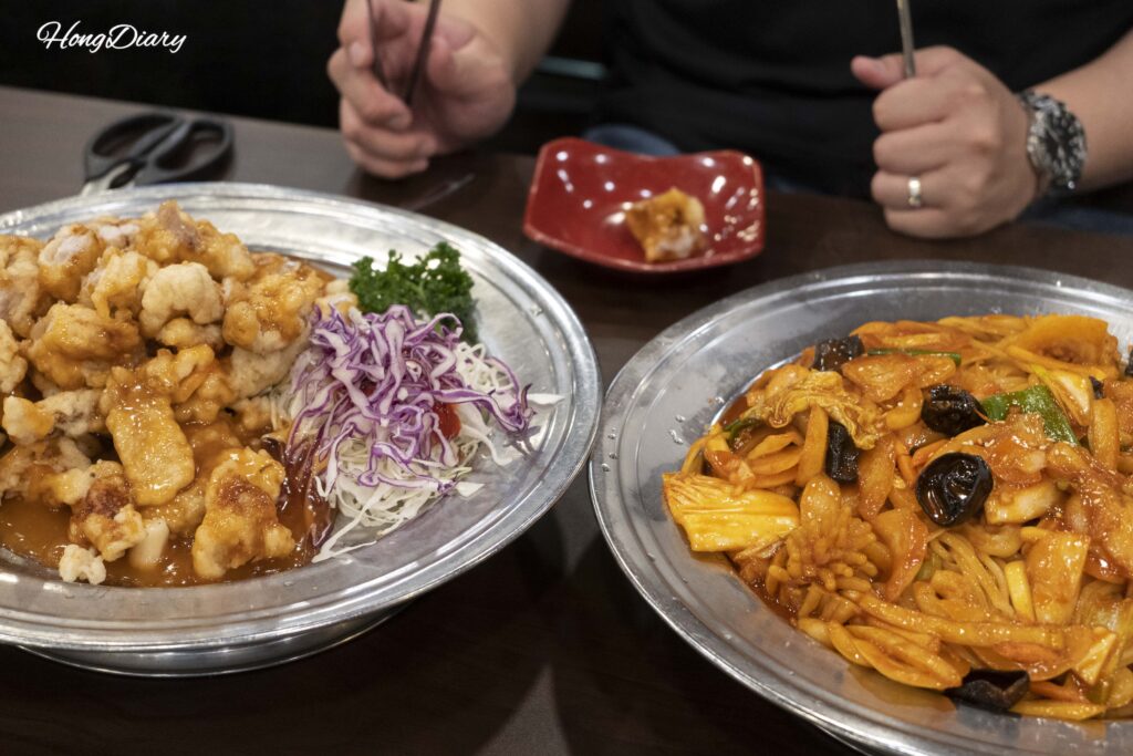 大邱リアンのタンスユクと焼きうどんがテーブルに並んだ様子