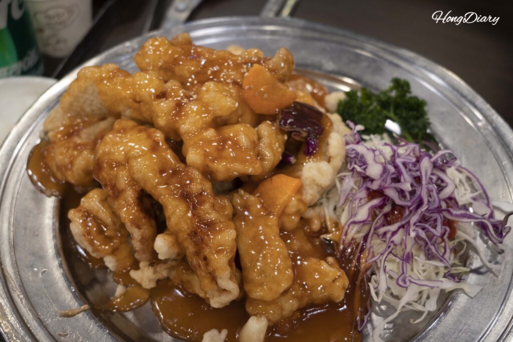 Tangsuyuk (cerdo agridulce frito con masa de arroz glutinoso) del Restaurante Lian en Daegu