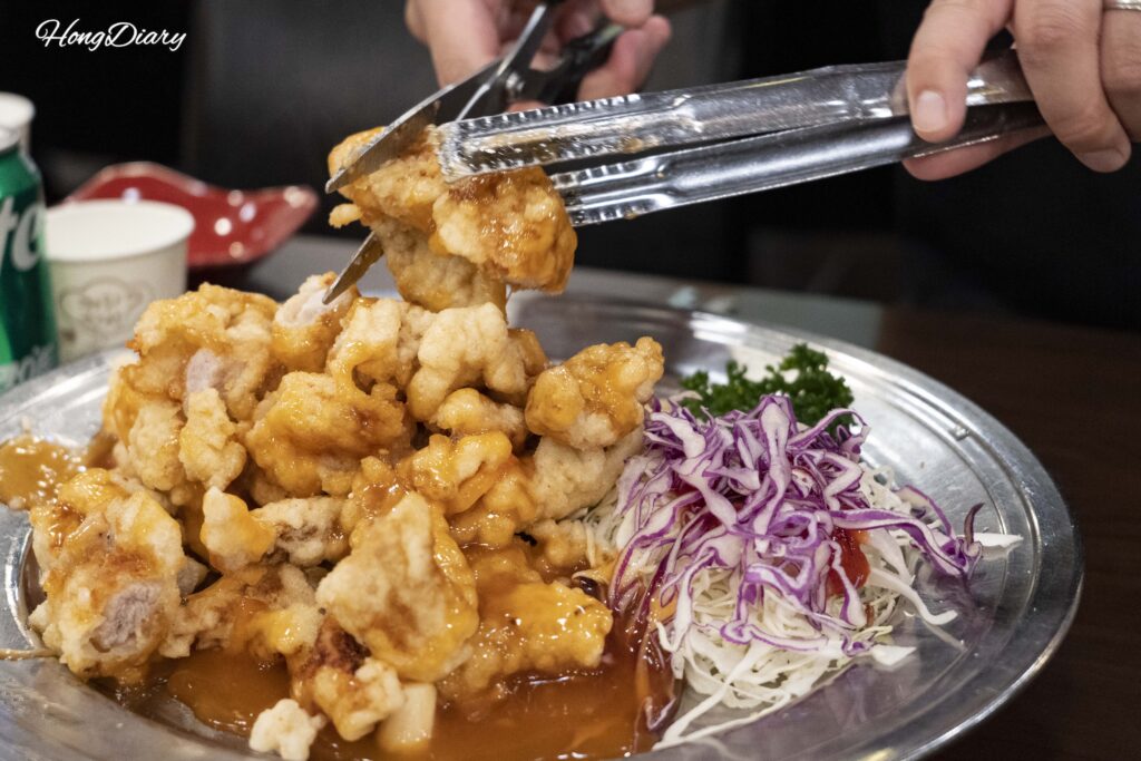 Cortando tangsuyuk con tijeras en el Restaurante Lian en Daegu