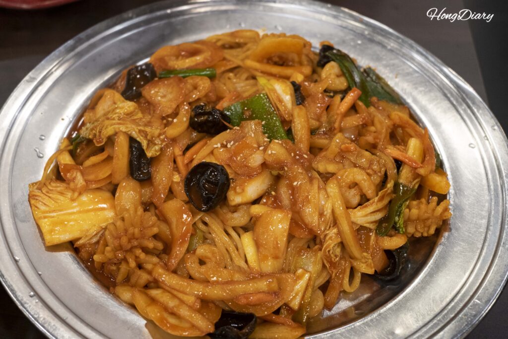スペシャル焼き。日本の焼きうどんとはまったく別物の、甘辛い炒め麺です。