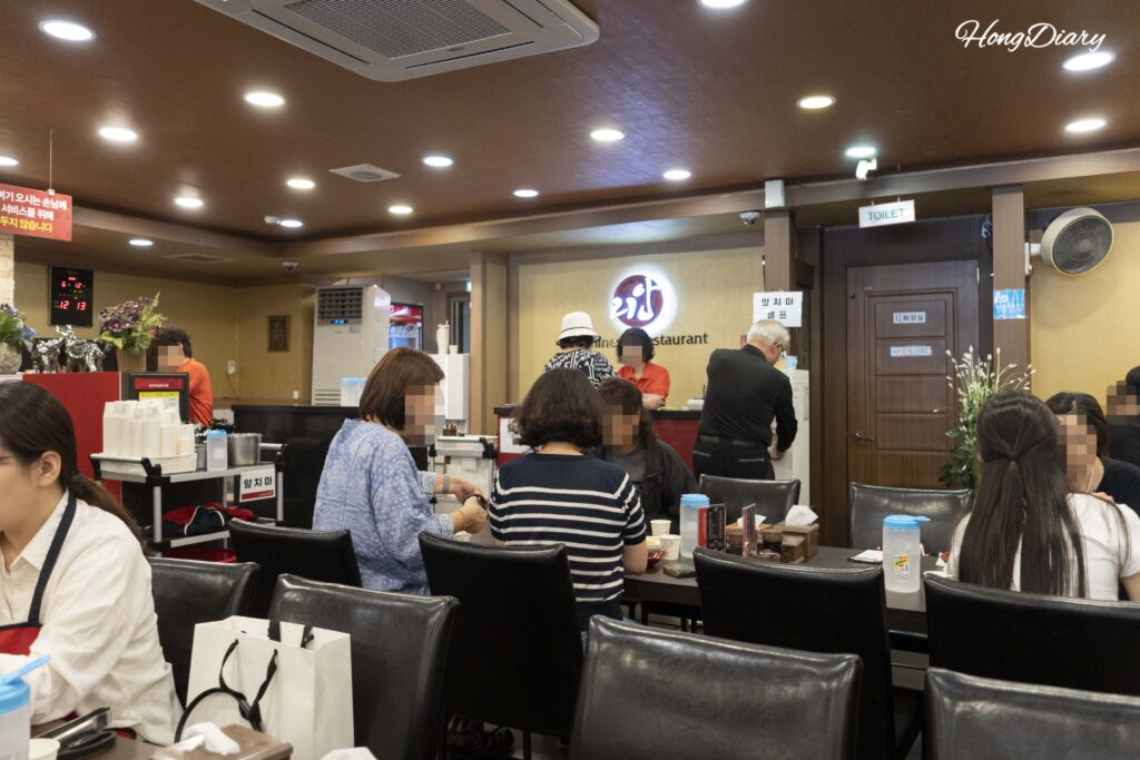 大邱リアンの昼時の満席の店内