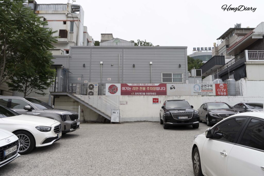 Pequeño estacionamiento propio detrás del Restaurante Lian en Daegu