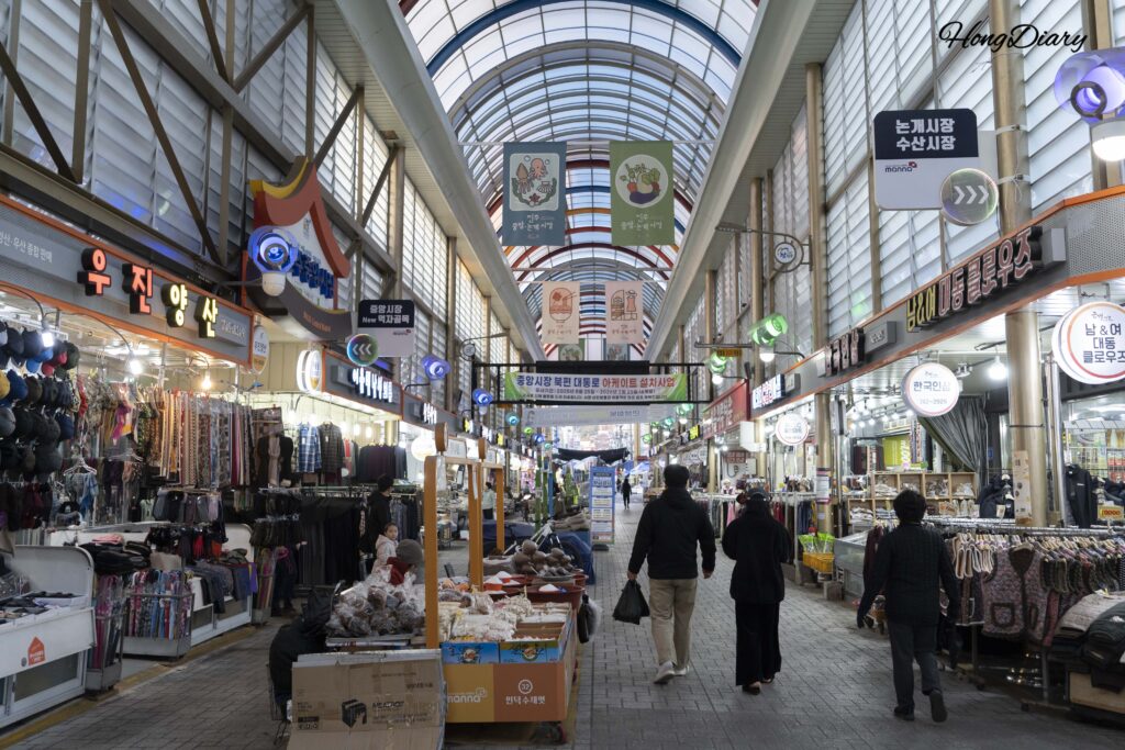 Comerciantes y compradores dentro de la galería cubierta del Mercado Central de Jinju