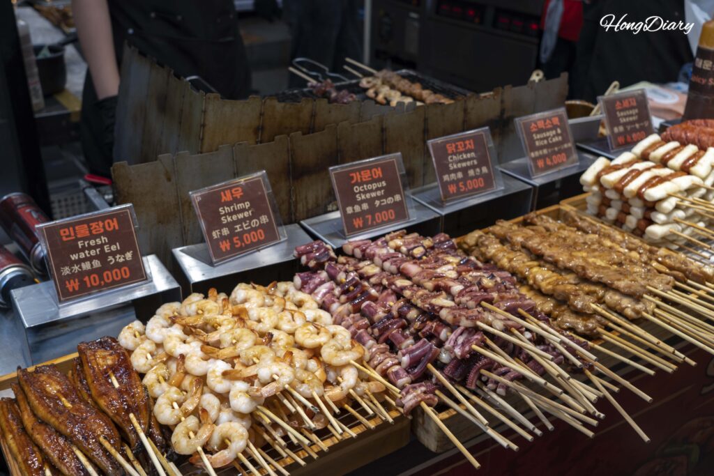 Puesto de brochetas (kkochi) en el Mercado Haeundae Busan