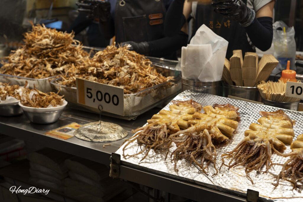 Calamar a la mantequilla siendo preparado en un puesto callejero del Mercado Haeundae Busan