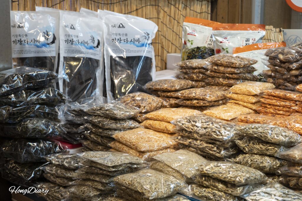 Productos especiales de Gijang: alga marina, alga kelp y anchoas secas en el Mercado Haeundae Busan