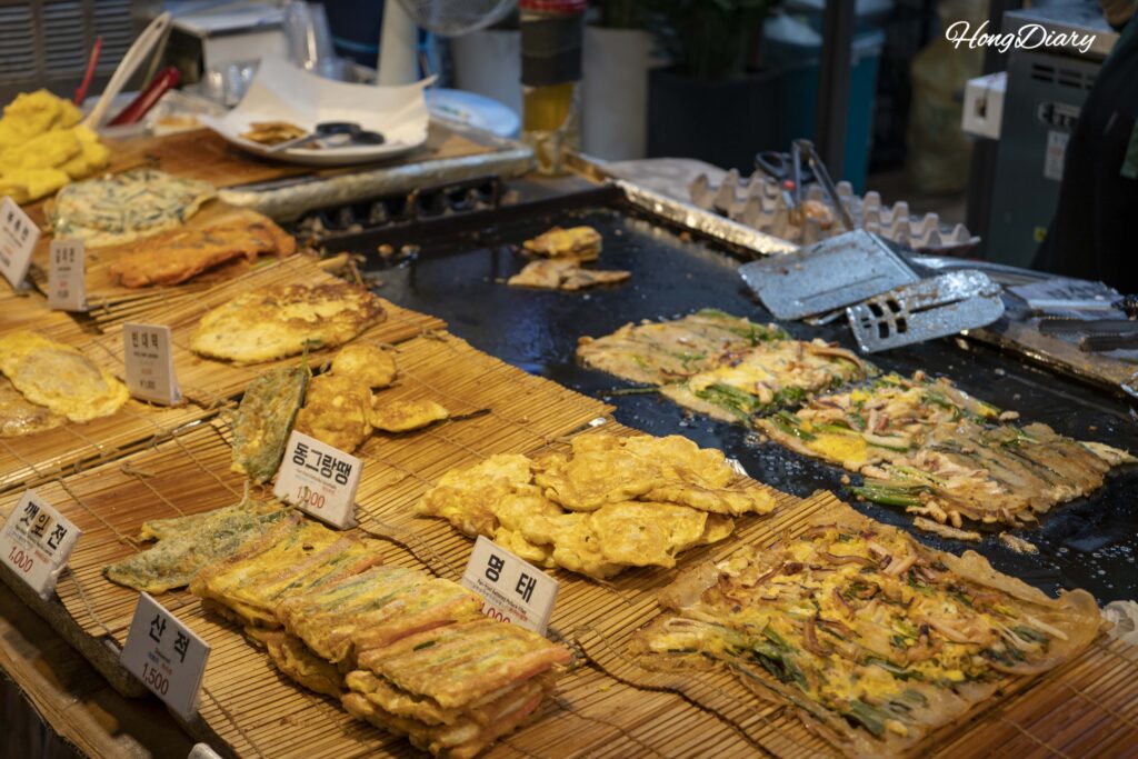 Pilas de jeon (panqueques salados coreanos) de distintos sabores en el Mercado Haeundae