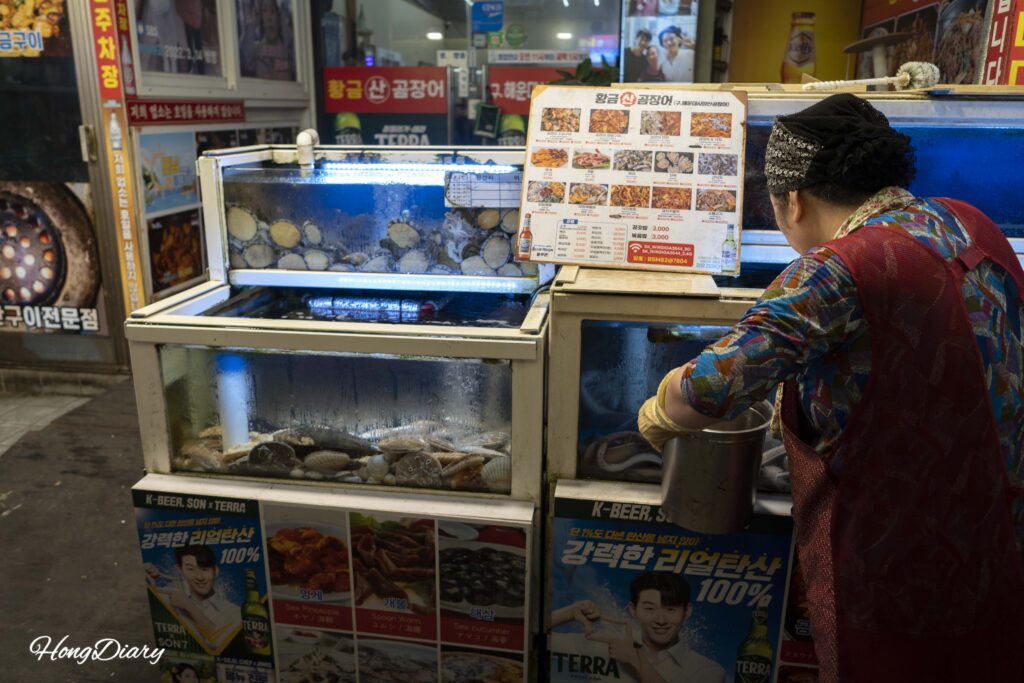 Tanque lleno de kkomjangeo (hagfish) en el Mercado Haeundae Busan