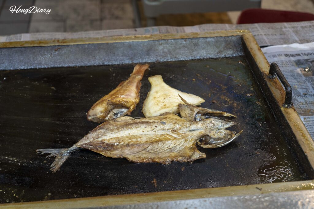 Pescado asándose a la parrilla en un puesto del Mercado Haeundae Busan