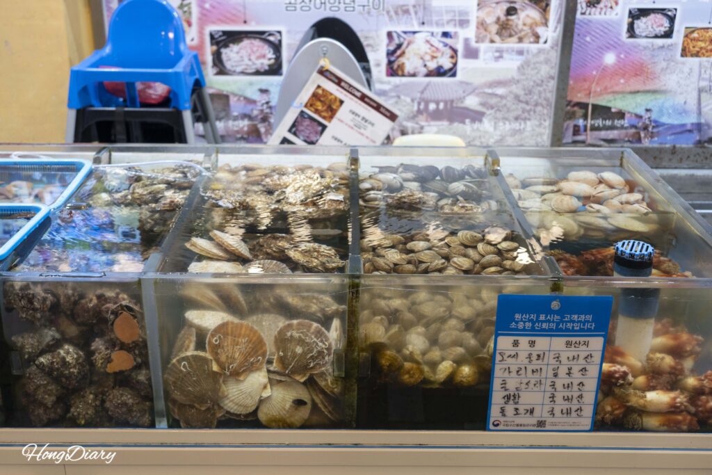 Tanques de mariscos vivos en un restaurante del Mercado Haeundae Busan