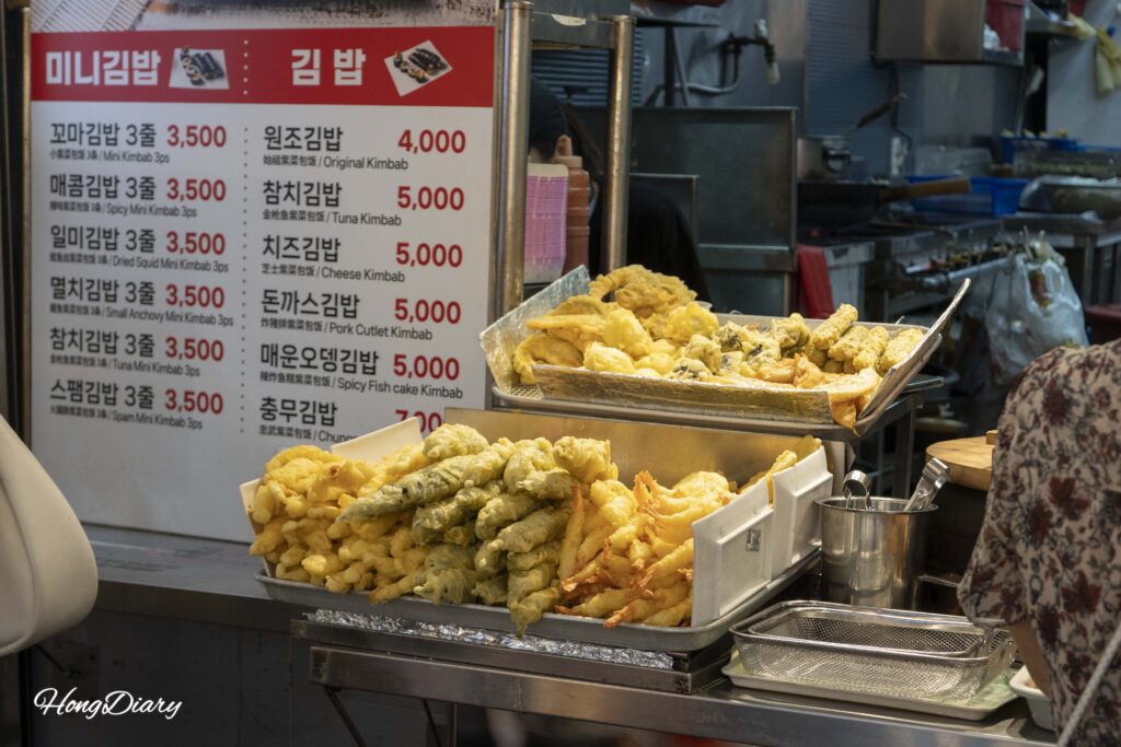 Frituras coreanas (twigim) en exhibición en un puesto de tteokbokki del Mercado Haeundae