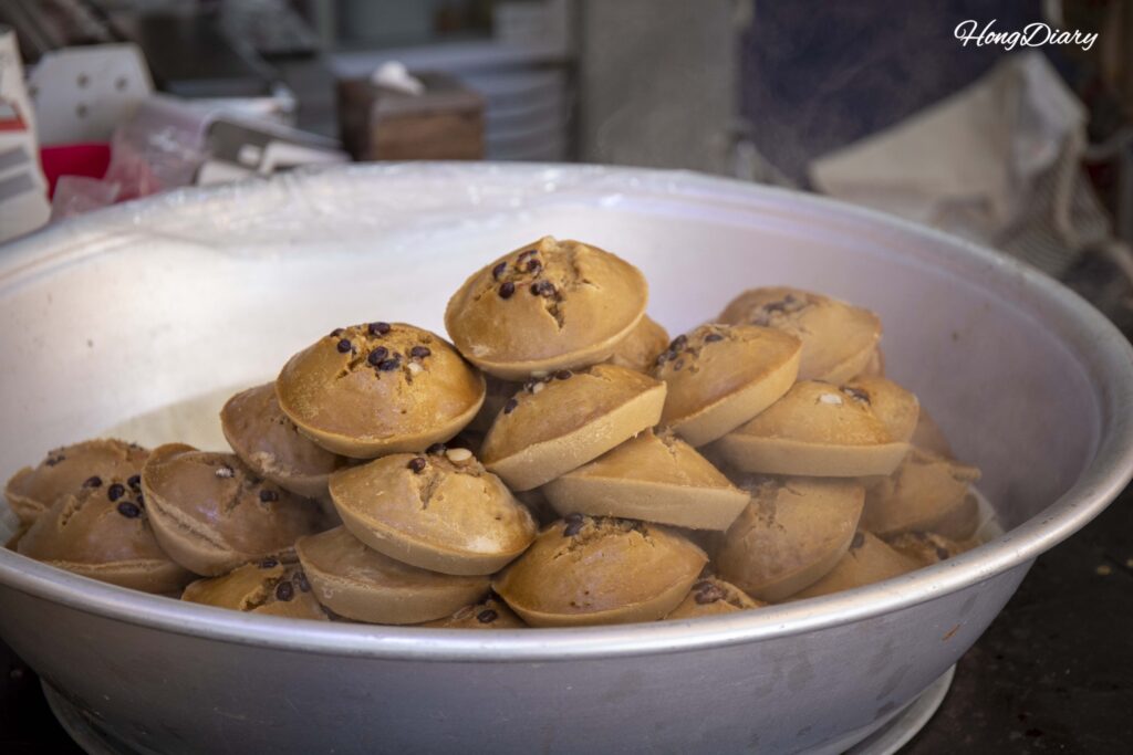 Pastel de cebada (bori-tteok) tradicional coreano en el Mercado Hwagae
