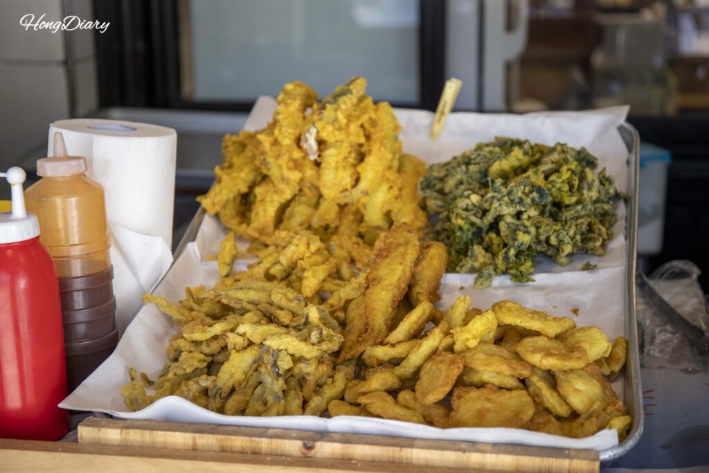 Tempura de ayu (pescado de río) y tempura de artemisa en el Mercado Hwagae
