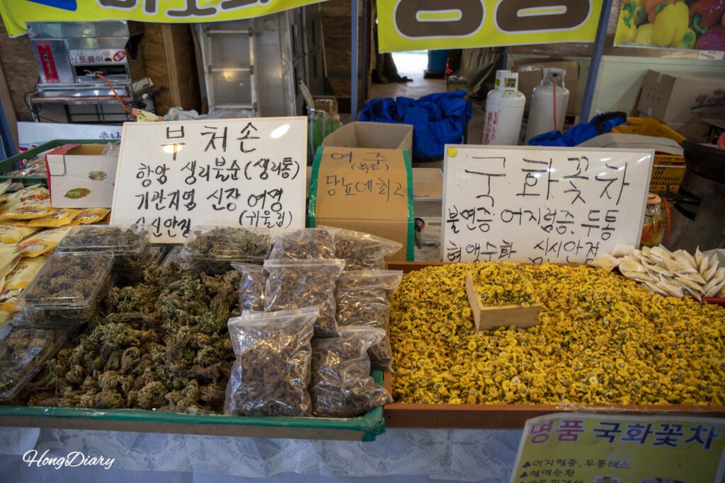 Productos locales de Hadong en venta en el Mercado Hwagae