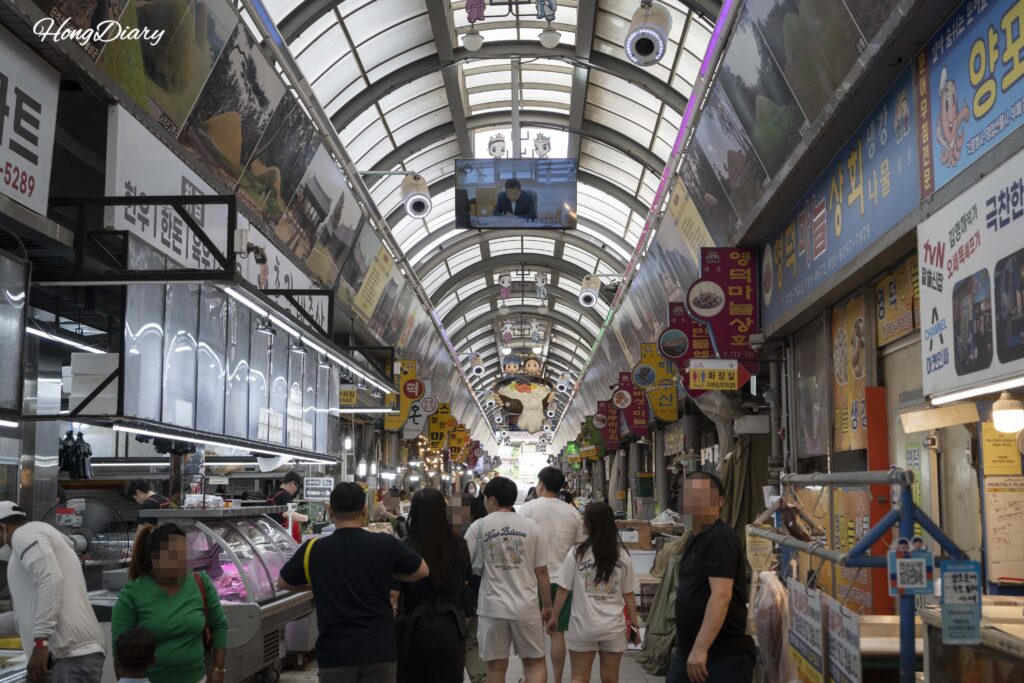 Vista exterior del Mercado Seongdong en Gyeongju al salir del mercado